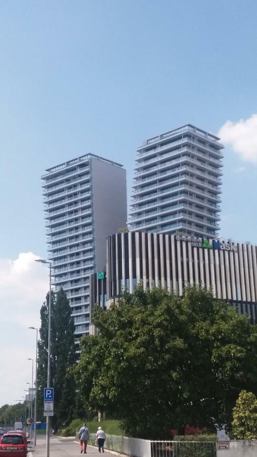 H+ Apartman Letiste Praha Apartment Luaran gambar